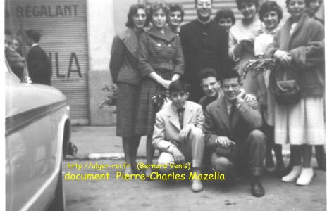 Photo : Pierre-Charles Mazella au premier plan - costume clair_Pâques 1958 